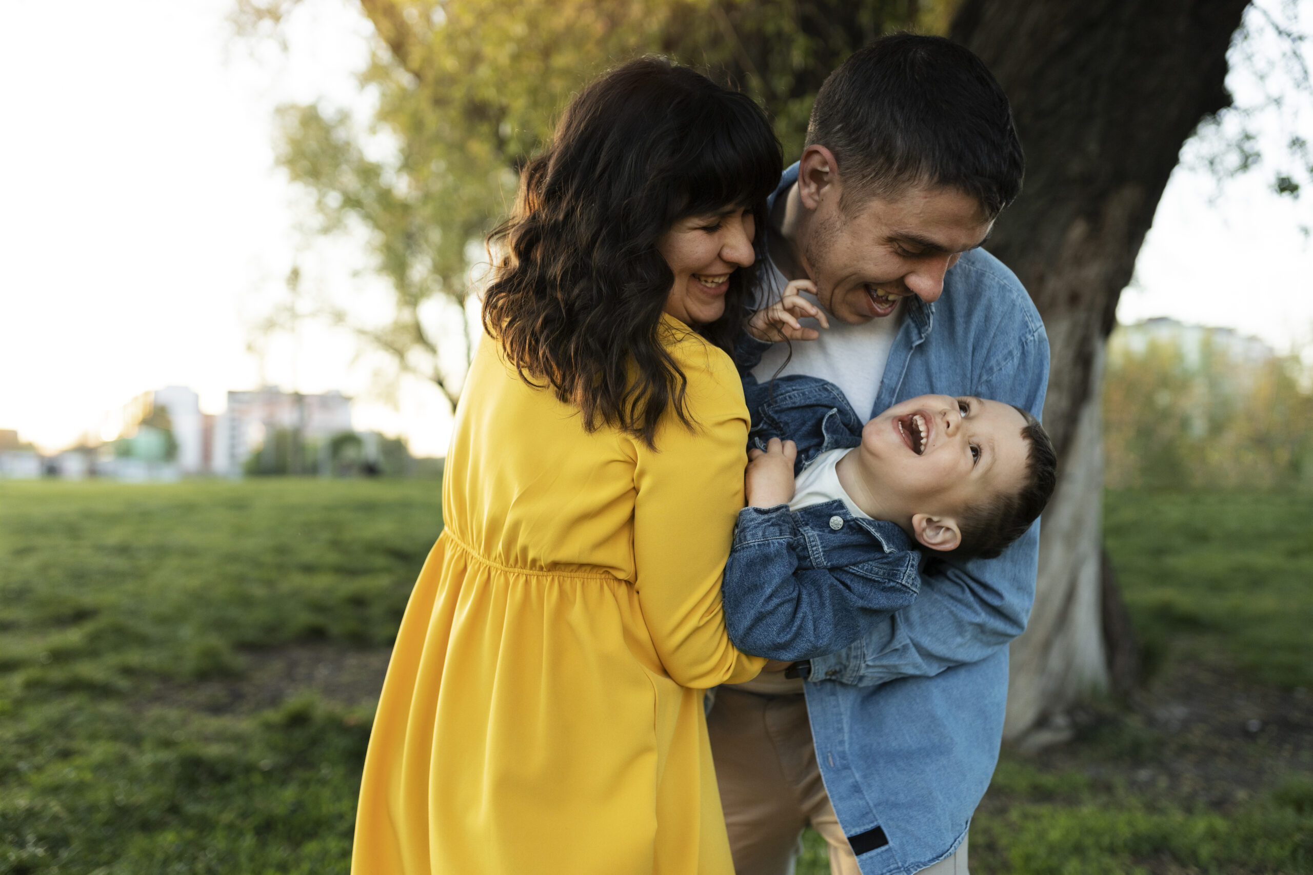 medium-shot-happy-parents-with-kid